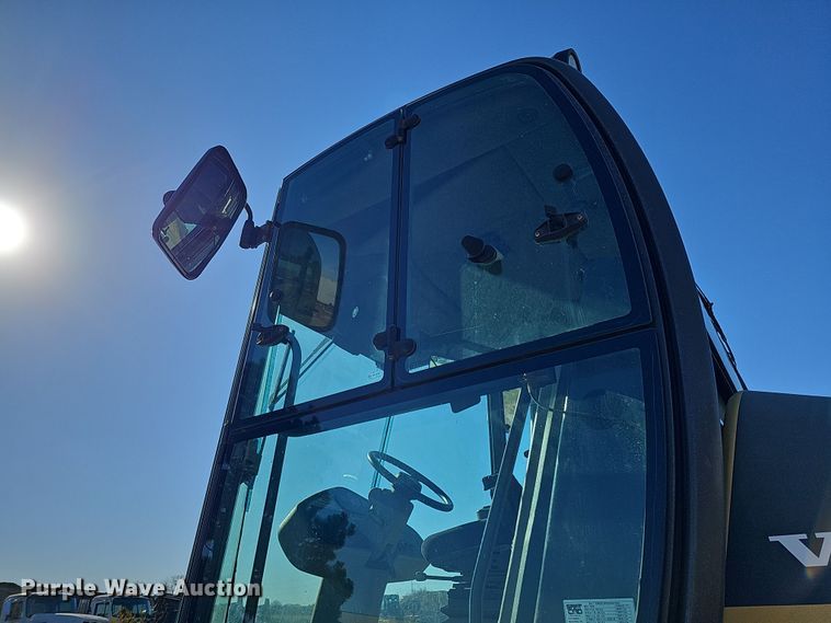 image for item DQ8471 2012 Volvo SD100D single drum vibratory roller