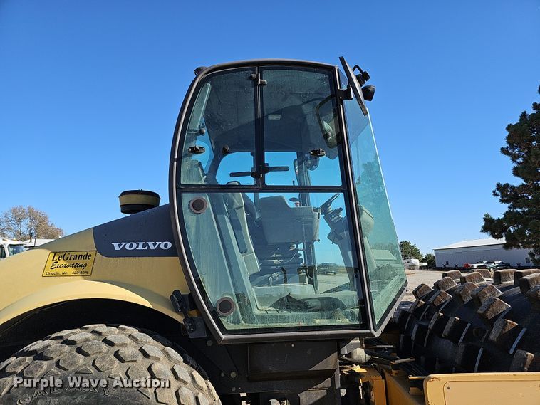 image for item DQ8471 2012 Volvo SD100D single drum vibratory roller