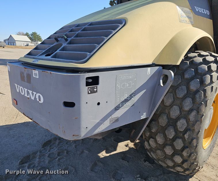 image for item DQ8471 2012 Volvo SD100D single drum vibratory roller