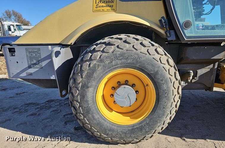 image for item DQ8471 2012 Volvo SD100D single drum vibratory roller