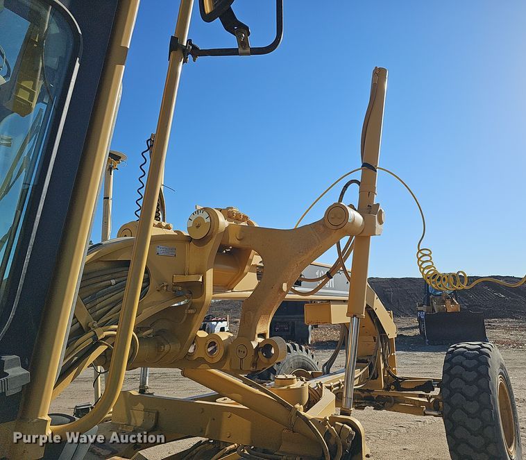 image for item DQ8472 2002 Caterpillar 160H VHP  motor grader