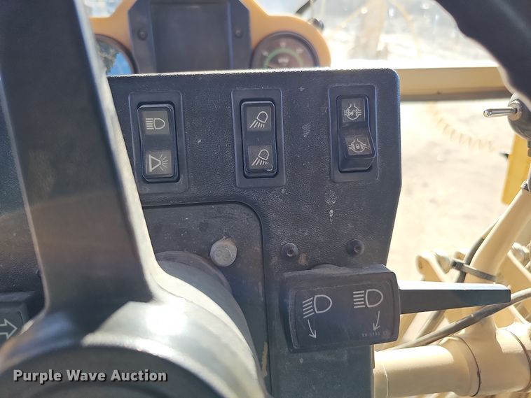 image for item DQ8472 2002 Caterpillar 160H VHP  motor grader