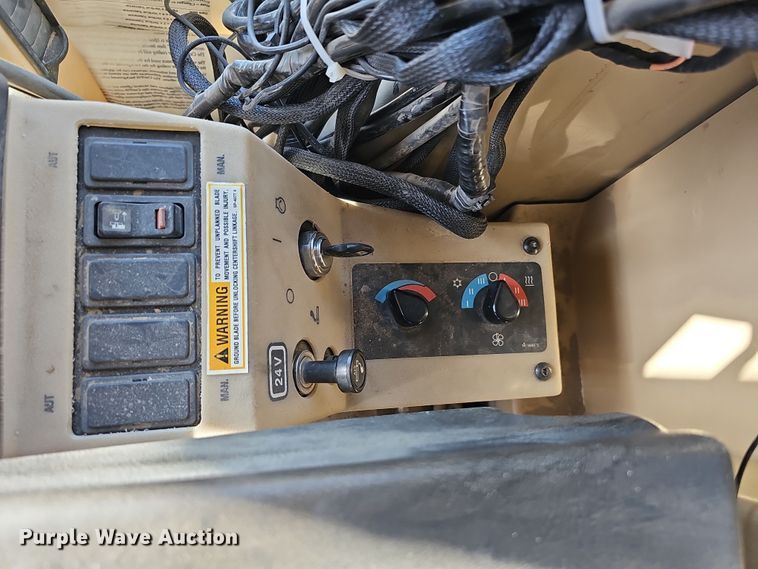 image for item DQ8472 2002 Caterpillar 160H VHP  motor grader