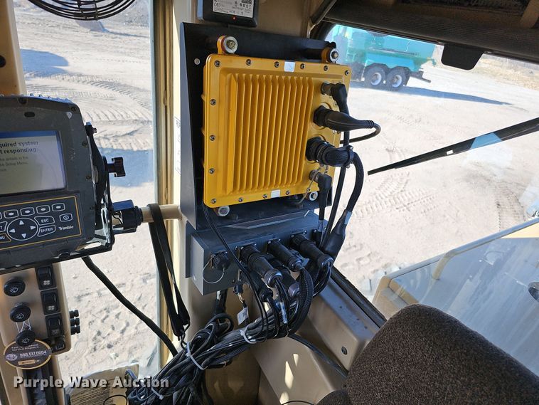 image for item DQ8472 2002 Caterpillar 160H VHP  motor grader