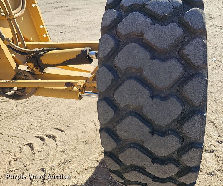 image for item DQ8472 2002 Caterpillar 160H VHP  motor grader