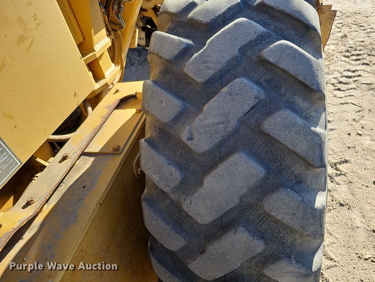 image for item DQ8472 2002 Caterpillar 160H VHP  motor grader