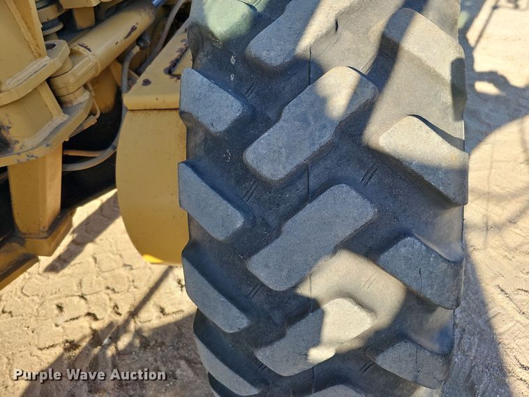 image for item DQ8472 2002 Caterpillar 160H VHP  motor grader