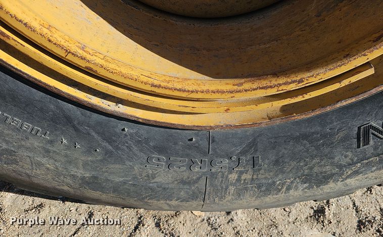 image for item DQ8472 2002 Caterpillar 160H VHP  motor grader