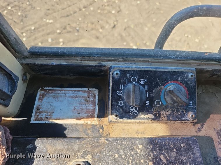 image for item DQ8473 2001 Caterpillar 963C track loader