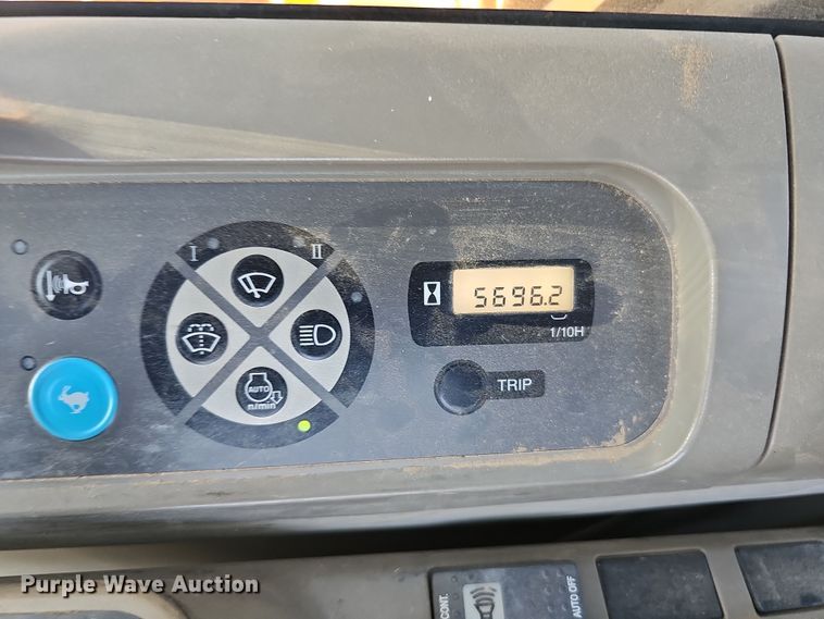 image for item DQ8475 2010 Case CX240B excavator