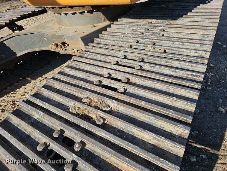 image for item DQ8475 2010 Case CX240B excavator