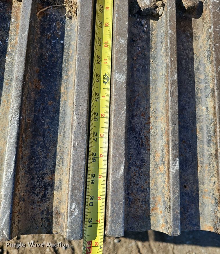 image for item DQ8475 2010 Case CX240B excavator