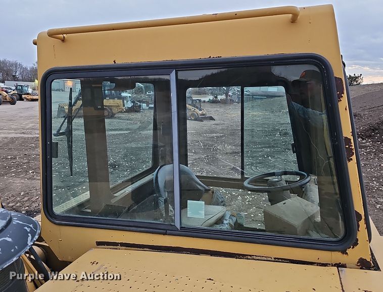 image for item DQ8477 2001 Caterpillar 615C Series II elevating scraper