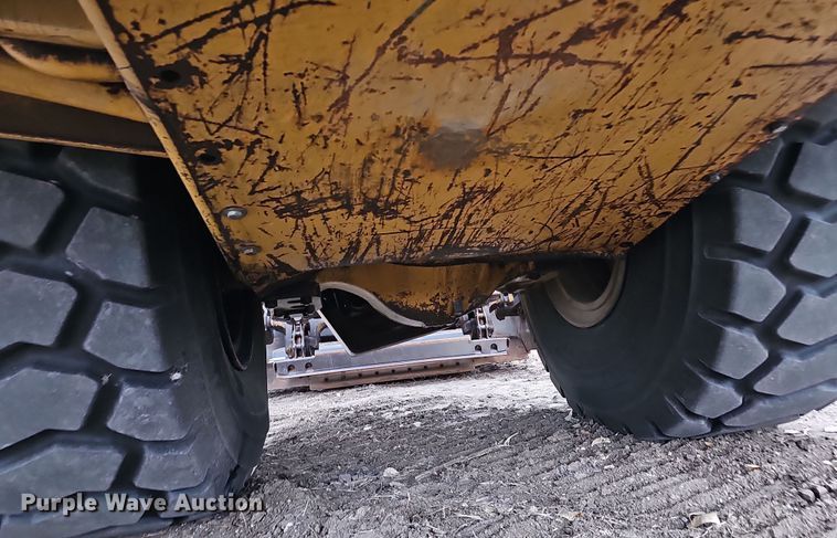 image for item DQ8477 2001 Caterpillar 615C Series II elevating scraper