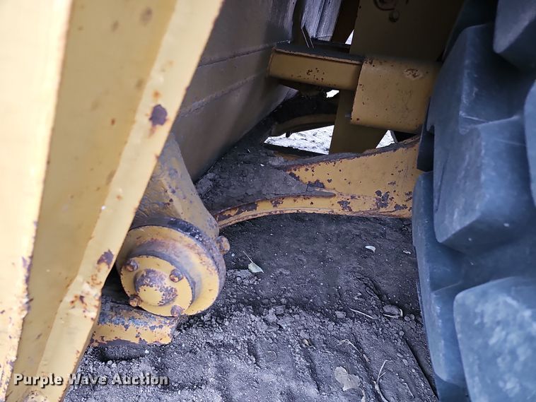 image for item DQ8477 2001 Caterpillar 615C Series II elevating scraper