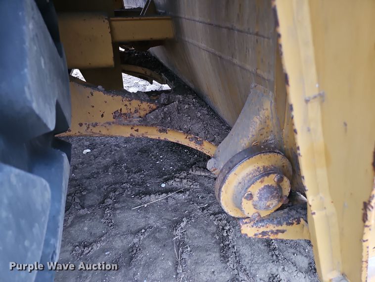 image for item DQ8477 2001 Caterpillar 615C Series II elevating scraper