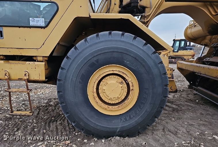 image for item DQ8477 2001 Caterpillar 615C Series II elevating scraper