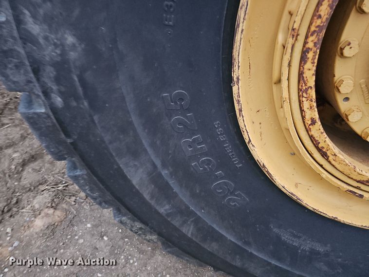 image for item DQ8477 2001 Caterpillar 615C Series II elevating scraper