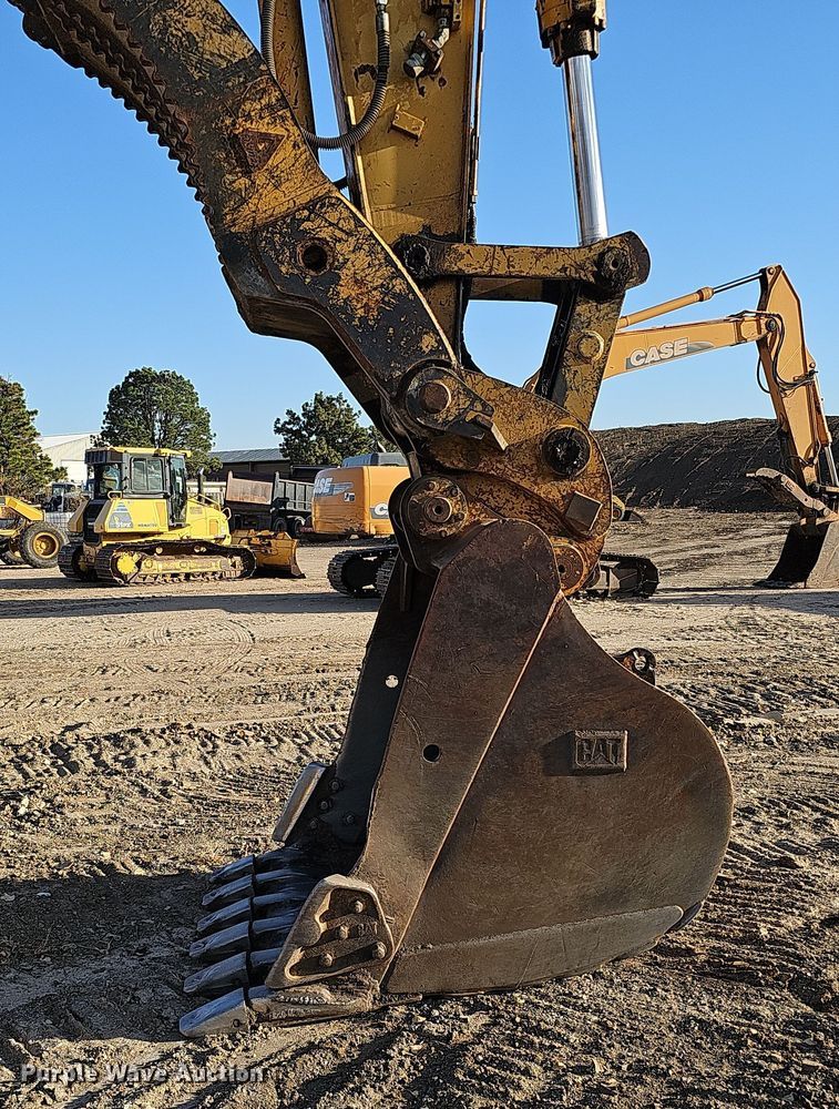 image for item DQ8481 2003 Caterpillar 330C excavator