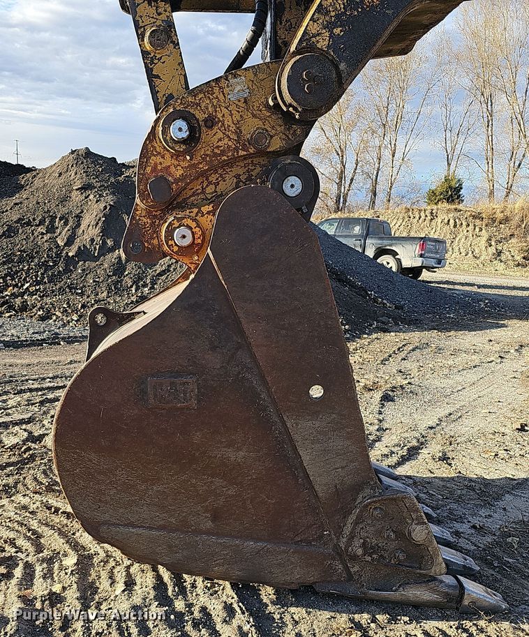 image for item DQ8481 2003 Caterpillar 330C excavator