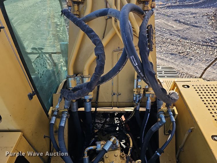 image for item DQ8481 2003 Caterpillar 330C excavator