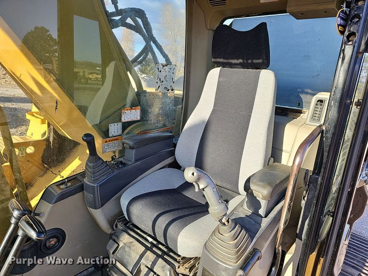 image for item DQ8481 2003 Caterpillar 330C excavator