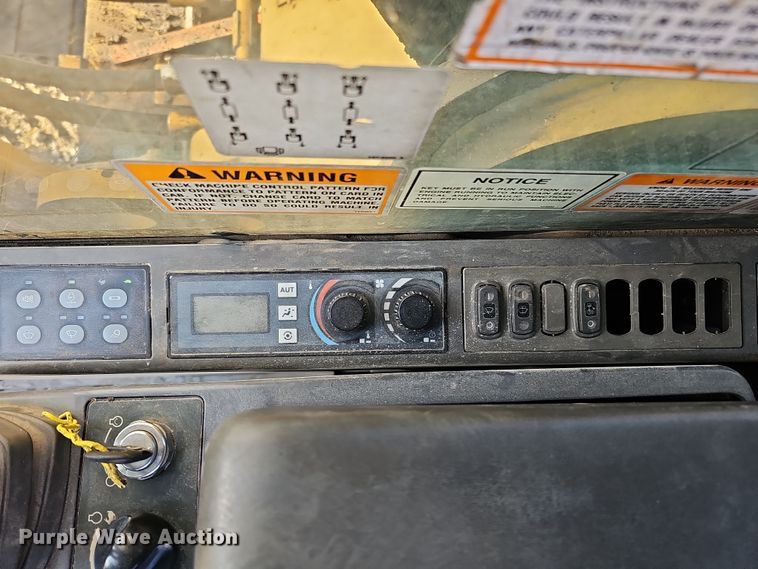 image for item DQ8481 2003 Caterpillar 330C excavator