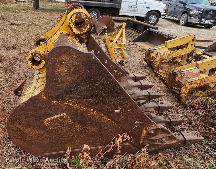 image for item DQ8481 2003 Caterpillar 330C excavator