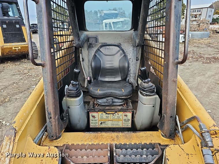 image for item DQ8487 2003 Caterpillar 246 skid steer loader
