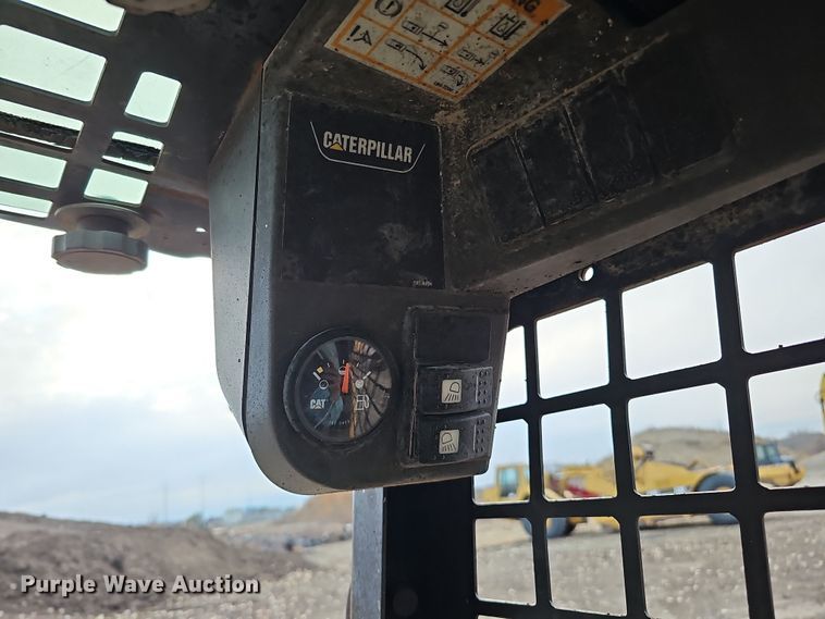 image for item DQ8487 2003 Caterpillar 246 skid steer loader