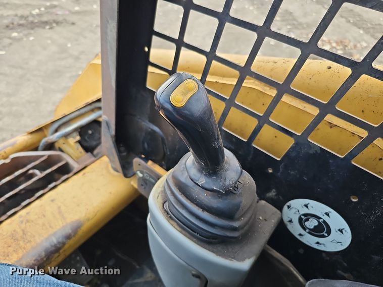 image for item DQ8487 2003 Caterpillar 246 skid steer loader