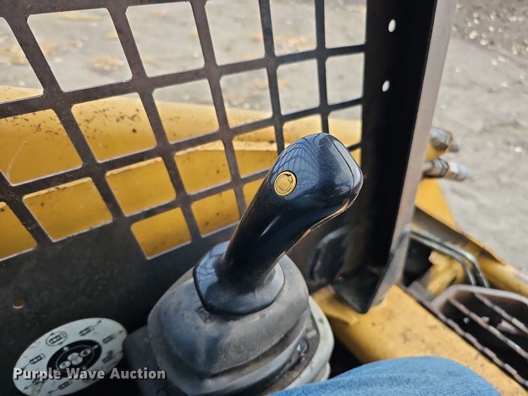 image for item DQ8487 2003 Caterpillar 246 skid steer loader