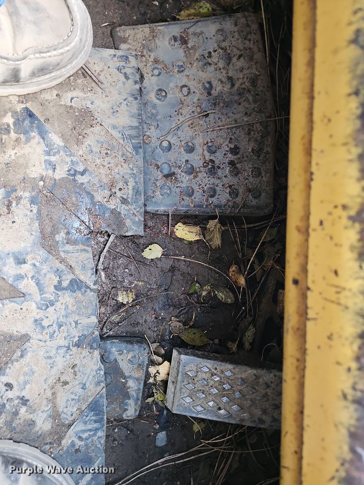 image for item DQ8487 2003 Caterpillar 246 skid steer loader