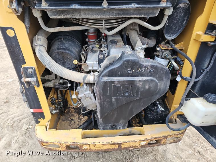 image for item DQ8487 2003 Caterpillar 246 skid steer loader