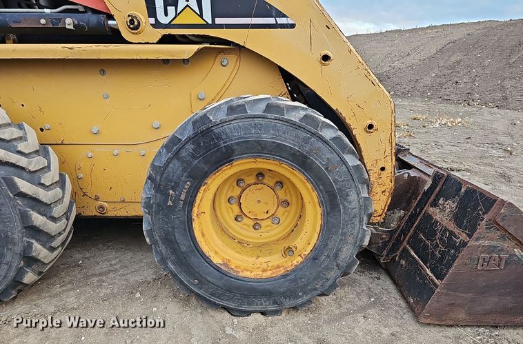 image for item DQ8487 2003 Caterpillar 246 skid steer loader