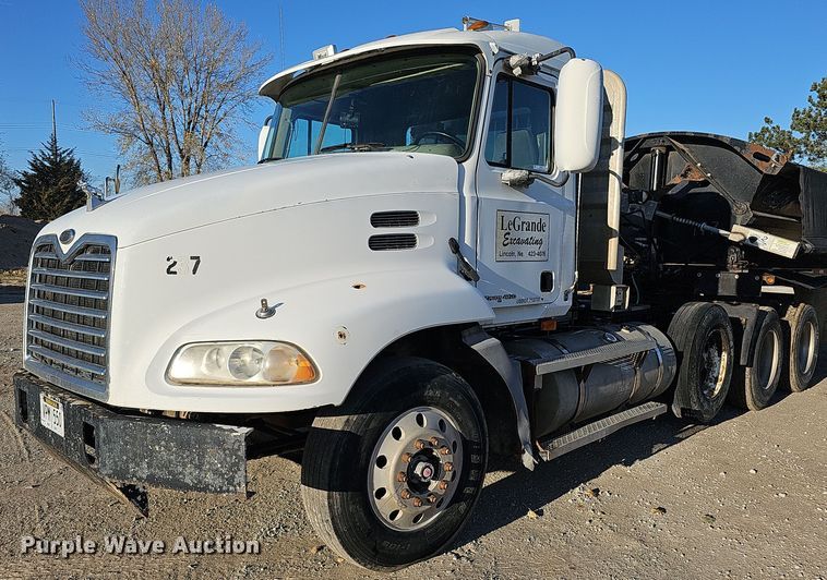 image for item IO9749 2001 Mack CX613 Vision  semi truck