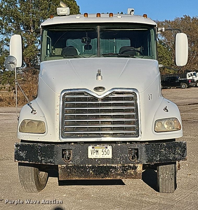 image for item IO9749 2001 Mack CX613 Vision  semi truck