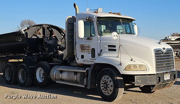 image for item IO9749 2001 Mack CX613 Vision  semi truck