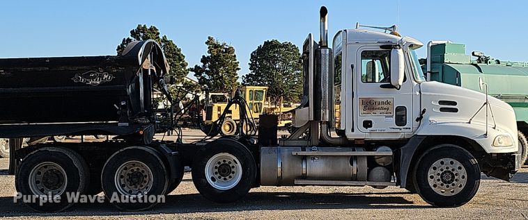 image for item IO9749 2001 Mack CX613 Vision  semi truck