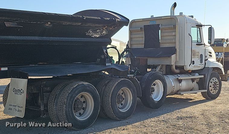 image for item IO9749 2001 Mack CX613 Vision  semi truck