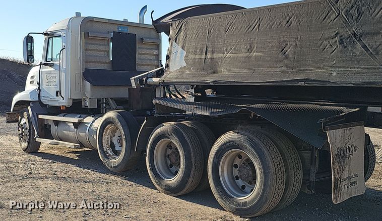 image for item IO9749 2001 Mack CX613 Vision  semi truck