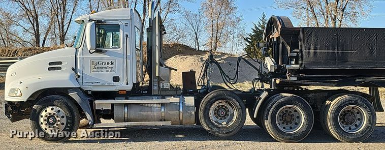 image for item IO9749 2001 Mack CX613 Vision  semi truck