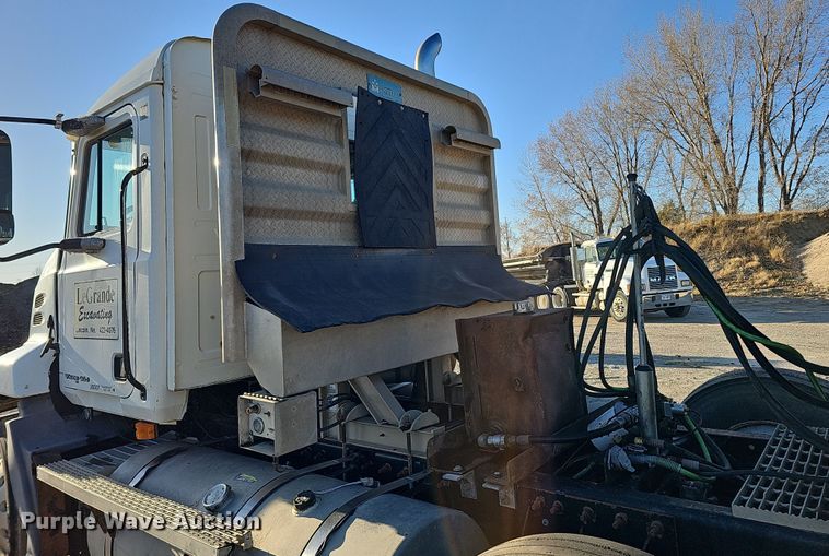 image for item IO9749 2001 Mack CX613 Vision  semi truck