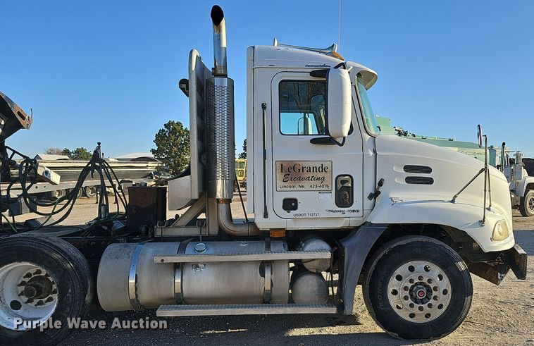 image for item IO9749 2001 Mack CX613 Vision  semi truck