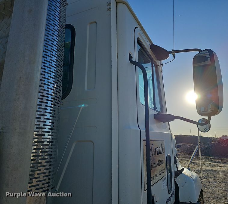 image for item IO9749 2001 Mack CX613 Vision  semi truck