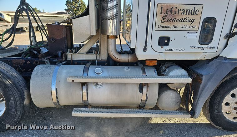 image for item IO9749 2001 Mack CX613 Vision  semi truck