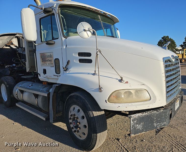 image for item IO9749 2001 Mack CX613 Vision  semi truck