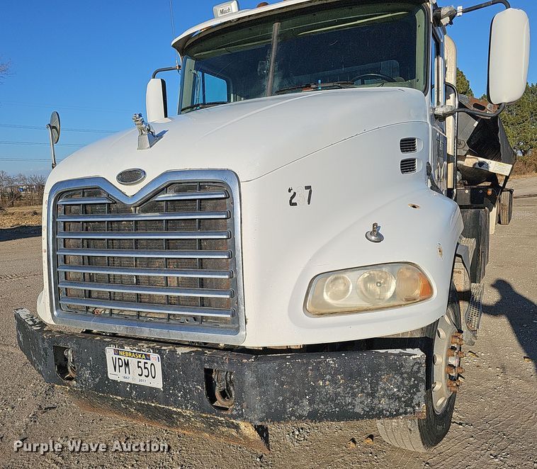 image for item IO9749 2001 Mack CX613 Vision  semi truck