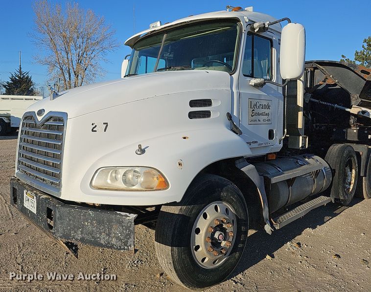 image for item IO9749 2001 Mack CX613 Vision  semi truck