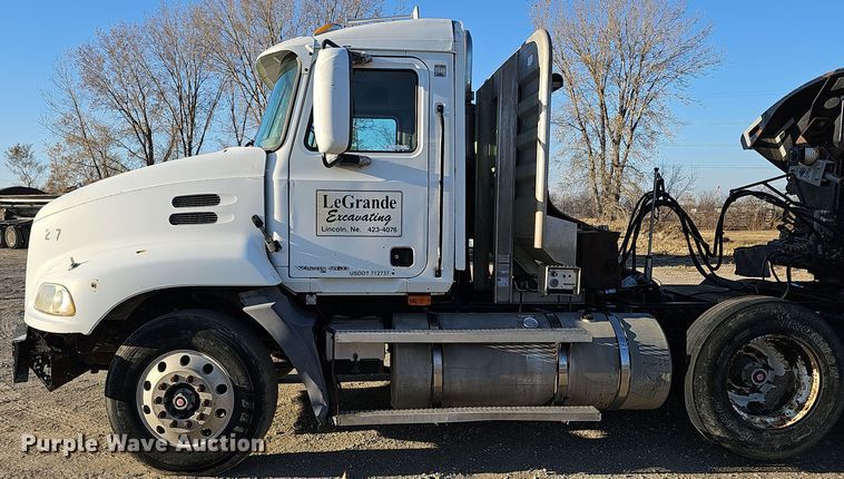 image for item IO9749 2001 Mack CX613 Vision  semi truck